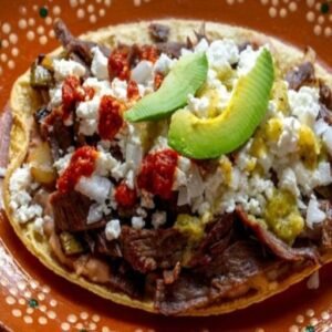 Tostada con carne enchilada
