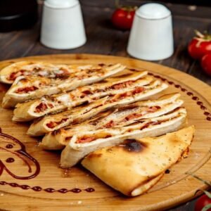 Quesadilla casera de longaniza (salchicha mexicana)